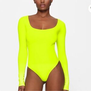 ✨NWT SKIMS ESSENTIAL SCOOP NECK LONG SLEEVE BODYSUIT GREEN HIGHLIGHTER XXS/XS